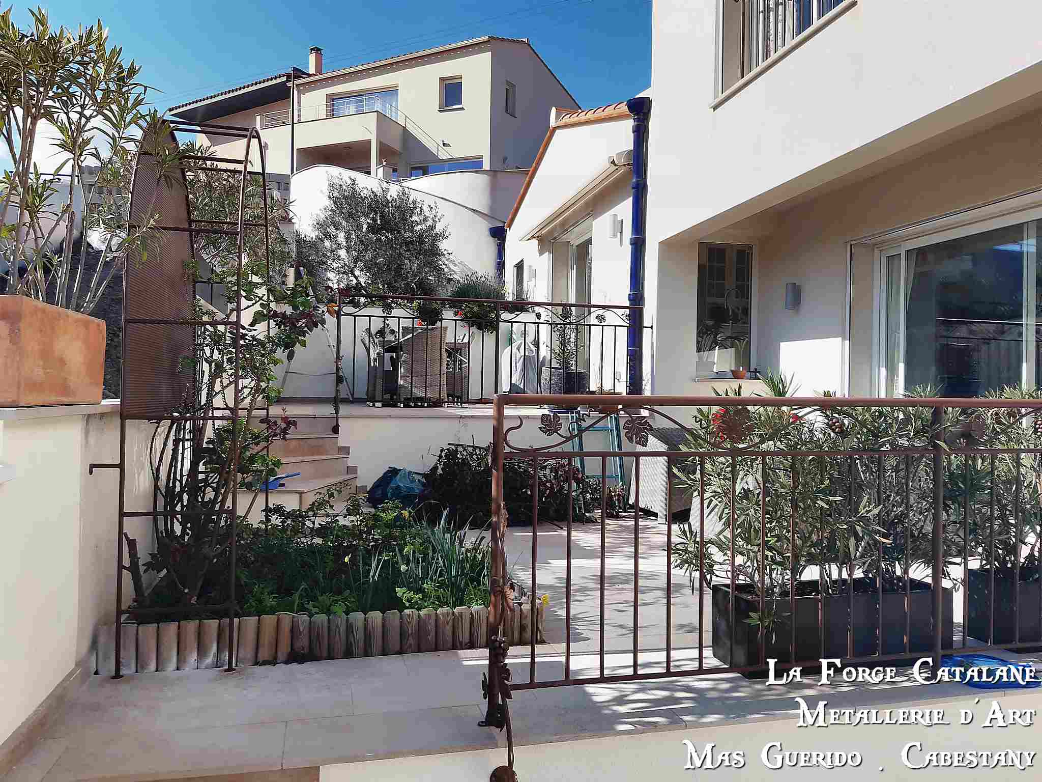 gardes corps avec frise feuilles de vignes pied ouvrage barreaudage droit forge catalane.jpg